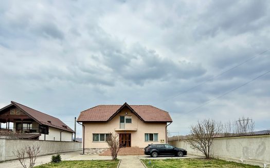 Vilă  cu piscină | Livadă | Curte |